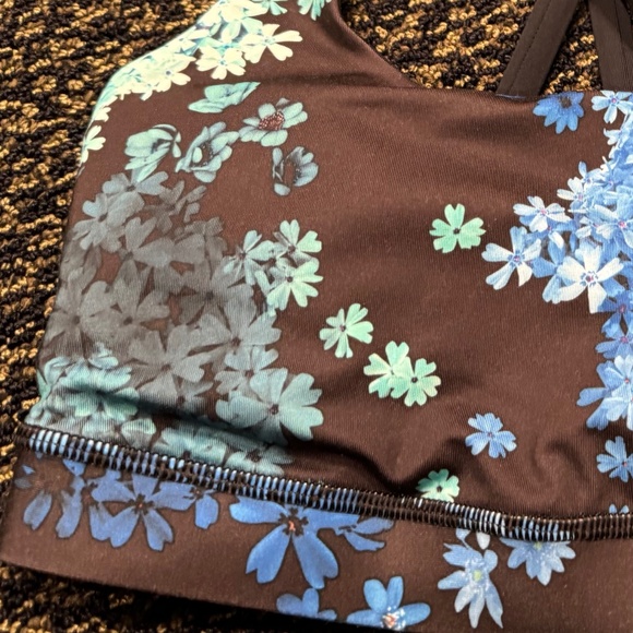 Lululemon Sports Bra Size 4 - Picture 3 of 3
